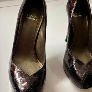 Stuart Weitzman. Model Vamp. Color Brown Fianco Croco. Size 7. Worn 2 times.